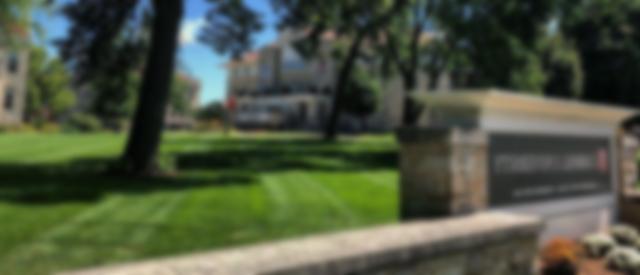 一张威尼斯游戏大厅标志和主草坪的模糊照片.
